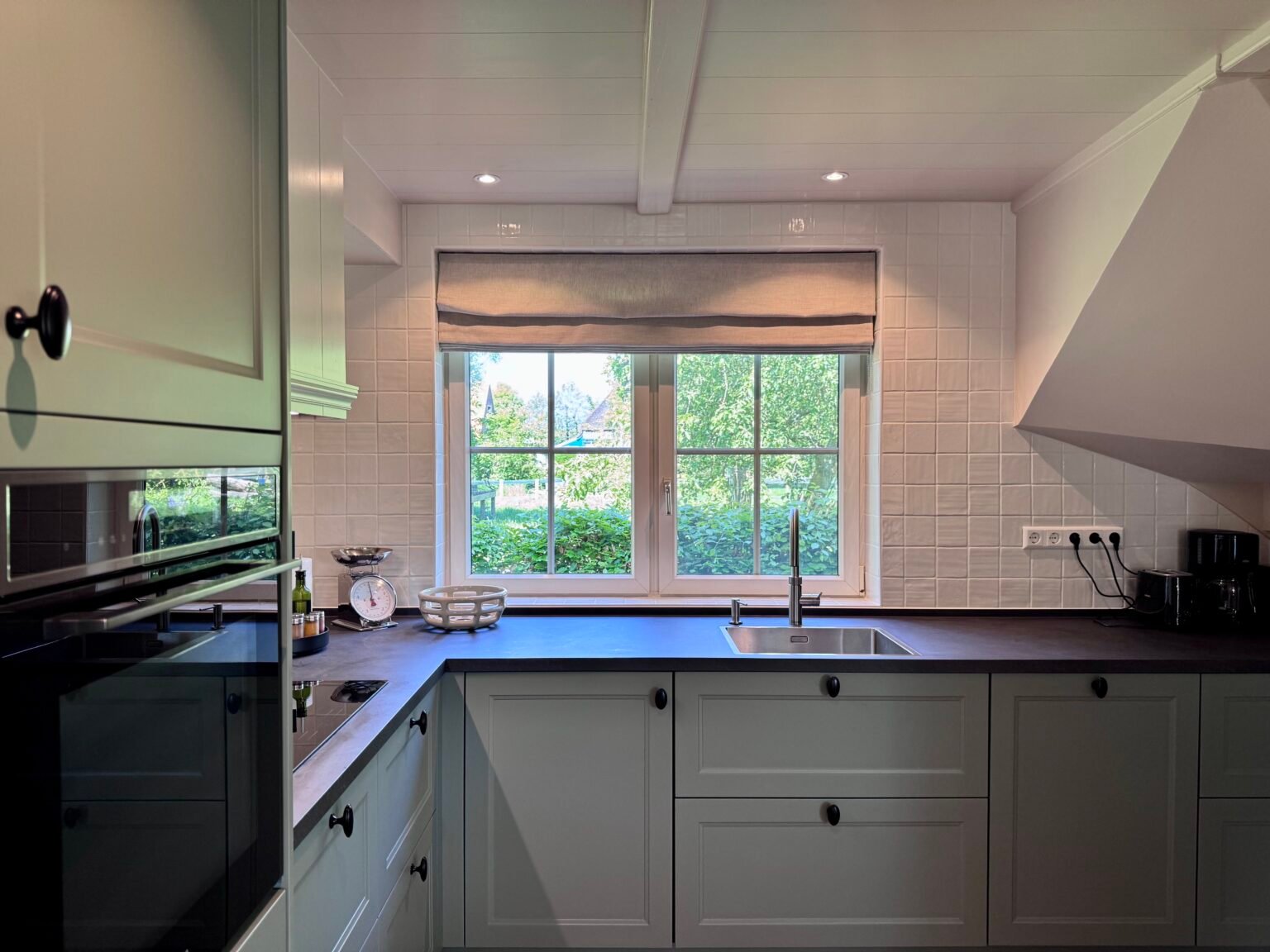 Vakantiehuis Het Stamhuisje - Uitzicht naar buiten vanuit keuken