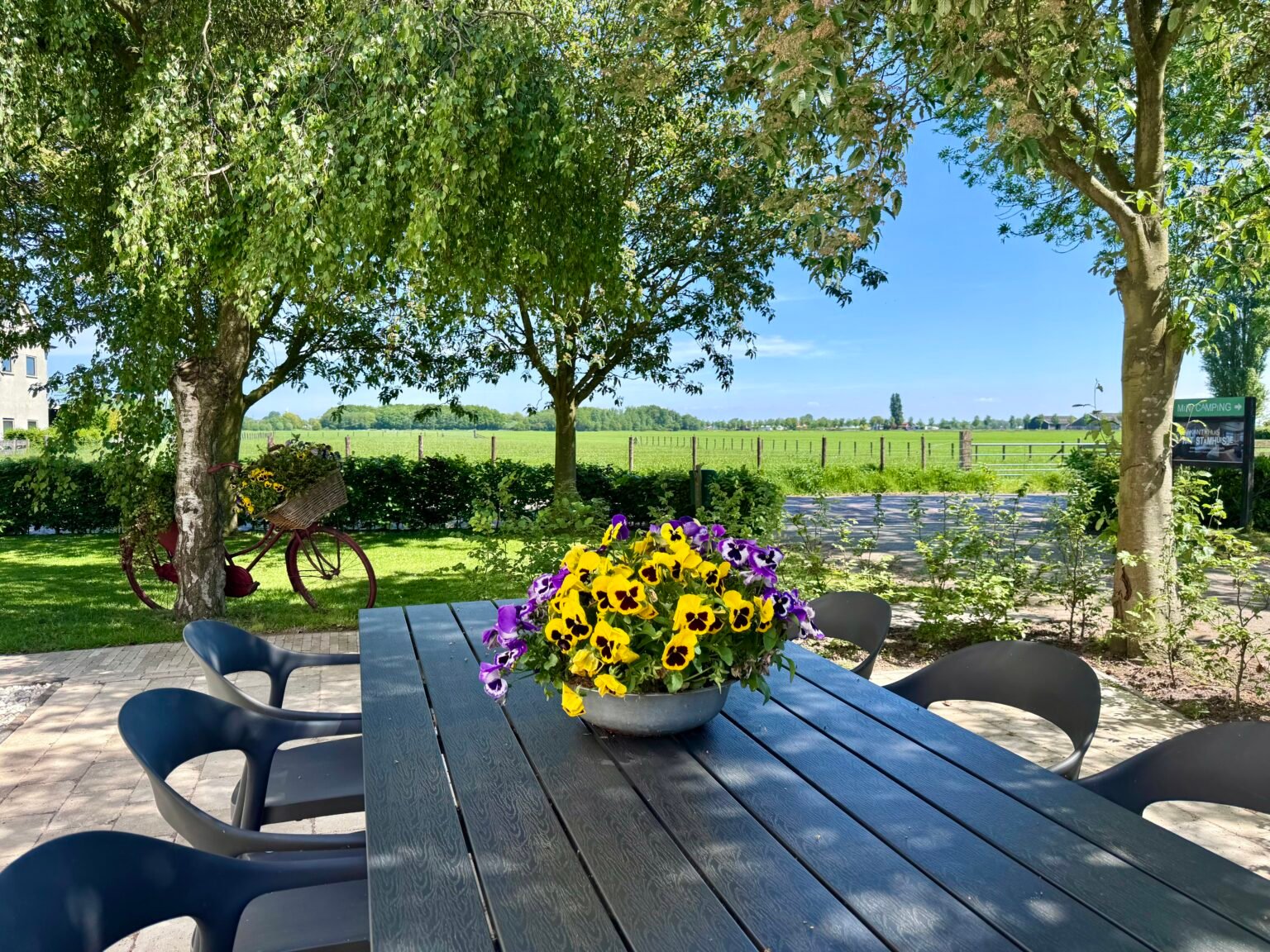 Vakantiehuis Het Stamhuisje - tuin en terras + uitzicht op het boerenlandschap en platteland